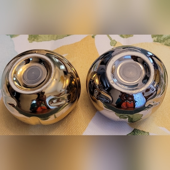 Salt & Pepper Shakers - Picture 4 of 4